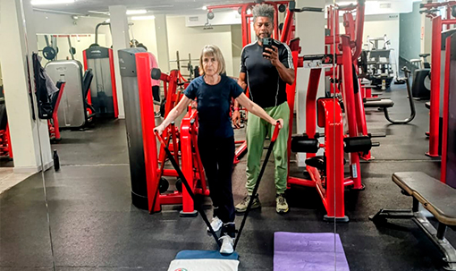 Entrenamiento funcional en gimnasio